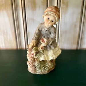 YOUNG GIRL WITH FLOWERS & LADYBUG.  FIGURINE IN RESIN. NO BRAND.